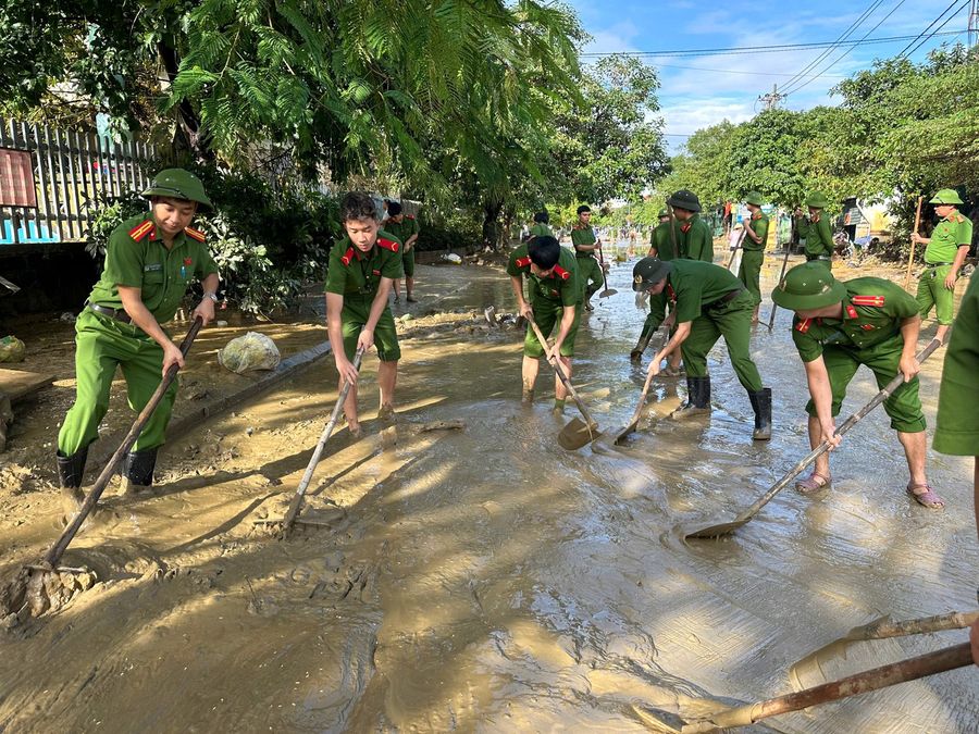 TP Huế: Lực lượng Công an phun khử khuẩn, dọn dẹp vệ sinh môi trường sau bão lũ