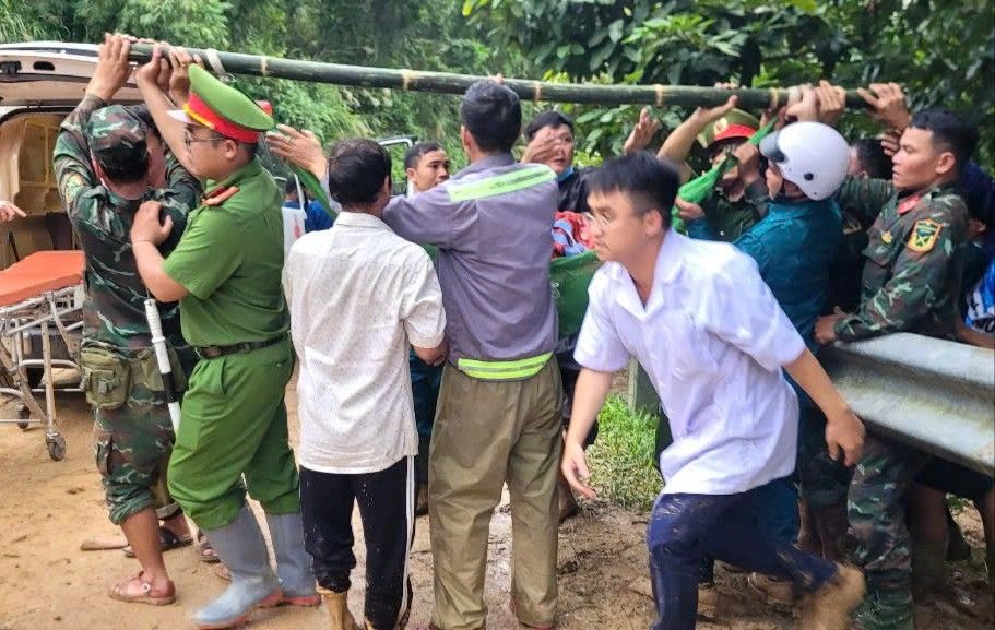 Cán bộ, chiến sĩ Công an tỉnh Quảng Ngãi băng mình giữa lũ dữ, sạt lở núi đưa sản phụ đến cơ sở y tế an toàn