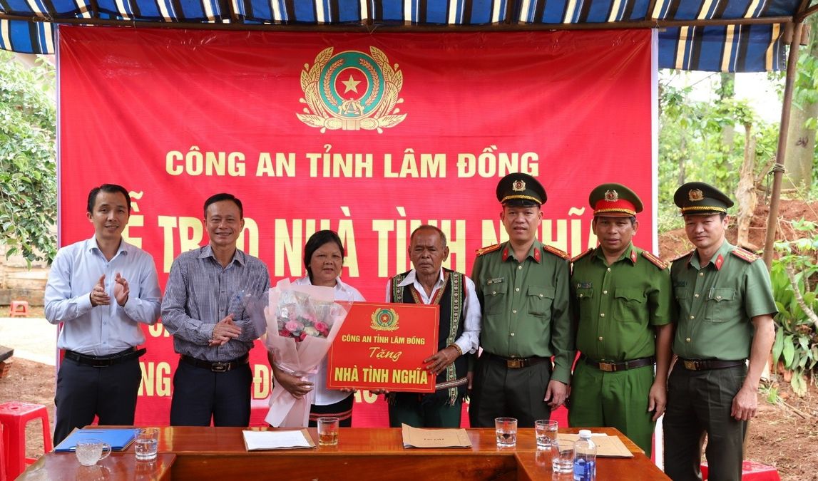 Công an tỉnh Lâm Đồng bàn giao những căn nhà đầu tiên trong đợt 2 triển khai công tác xóa nhà tạm