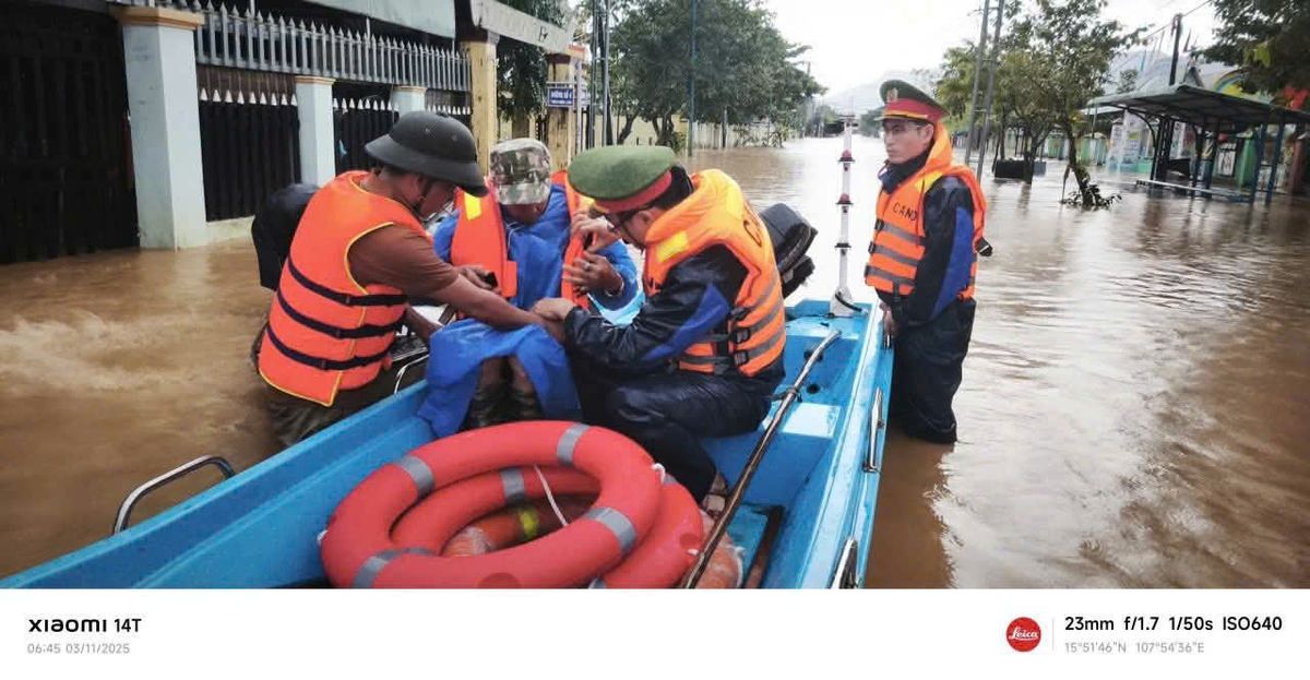 Đà Nẵng: Công an xã Thượng Đức kịp thời cứu giúp người dân gặp cơn đột quỵ trong mưa lũ