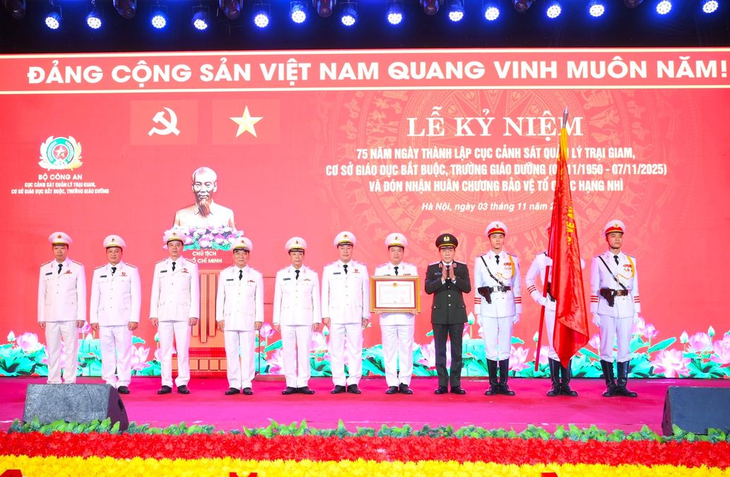 Cục Cảnh sát quản lý trại giam, cơ sở giáo dục bắt buộc, trường giáo dưỡng đón nhận Huân chương Bảo vệ Tổ quốc hạng Nhì