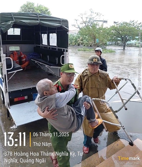 Công an tỉnh Quảng Ngãi chủ động ứng phó bão lũ, hỗ trợ Nhân dân khắc phục hậu quả bão số 13