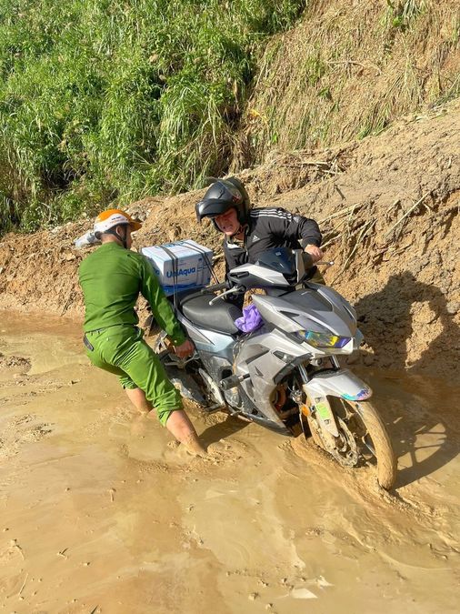 Nghĩa tình đến với người dân sau mưa lũ