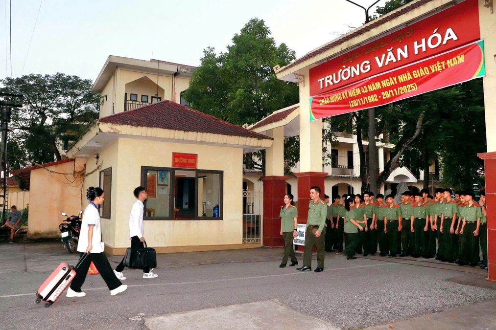 “Mẹ đỡ đầu” trong lực lượng Công an nhân dân: Hành trình gieo yêu thương, nâng bước những ước mơ xanh