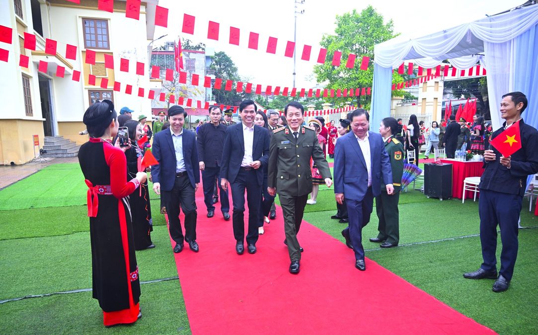 Đại tướng Lương Tam Quang dự Ngày hội Đại đoàn kết toàn dân tộc tại xã Vân Nham, tỉnh Lạng Sơn