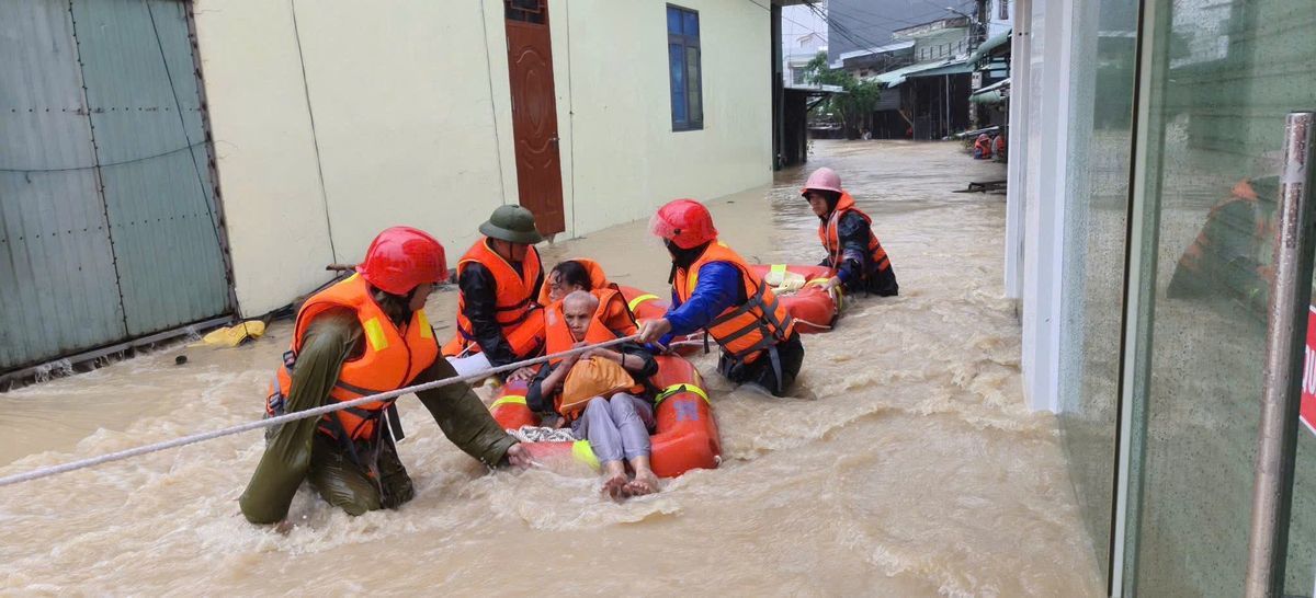 Công an Gia Lai cứu trợ, giúp dân trong lũ lụt – Những khoảnh khắc xúc động