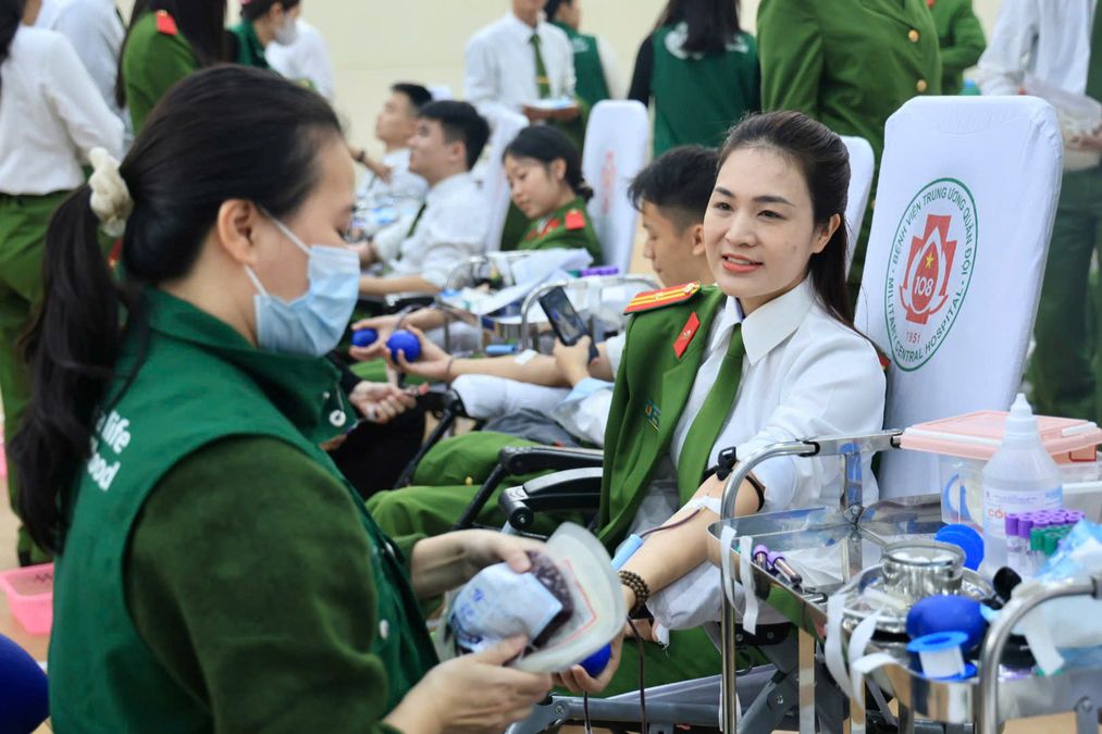 Cán bộ, giảng viên, học viên Học viện Cảnh sát nhân dân hiến gần 900 đơn vị máu cứu người