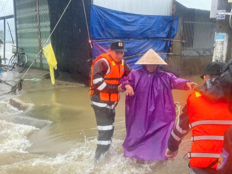 Công an các đơn vị, địa phương hỗ trợ nhân dân khắc phục hậu quả mưa lũ