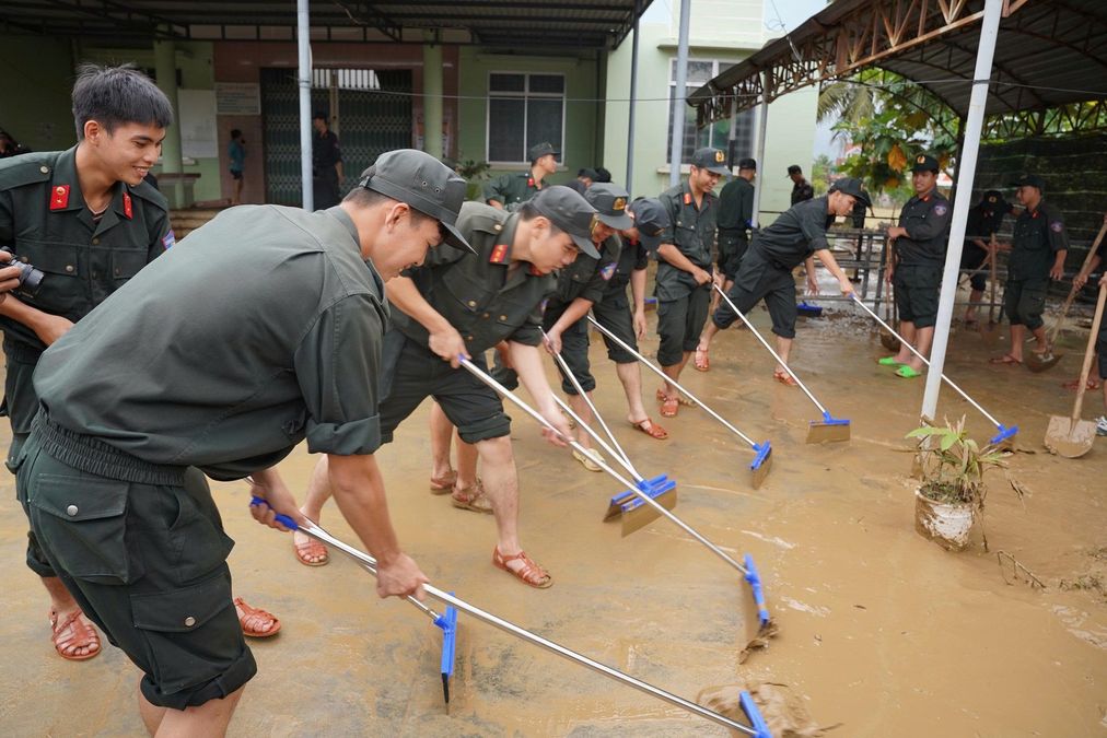 Cùng nhân dân khắc phục hậu quả sau cơn lũ lớn