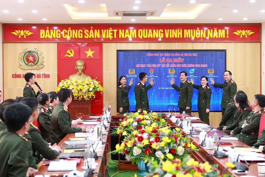 Công an tỉnh Hà Tĩnh gương mẫu đi đầu lan tỏa phong trào “Bình dân học vụ số”