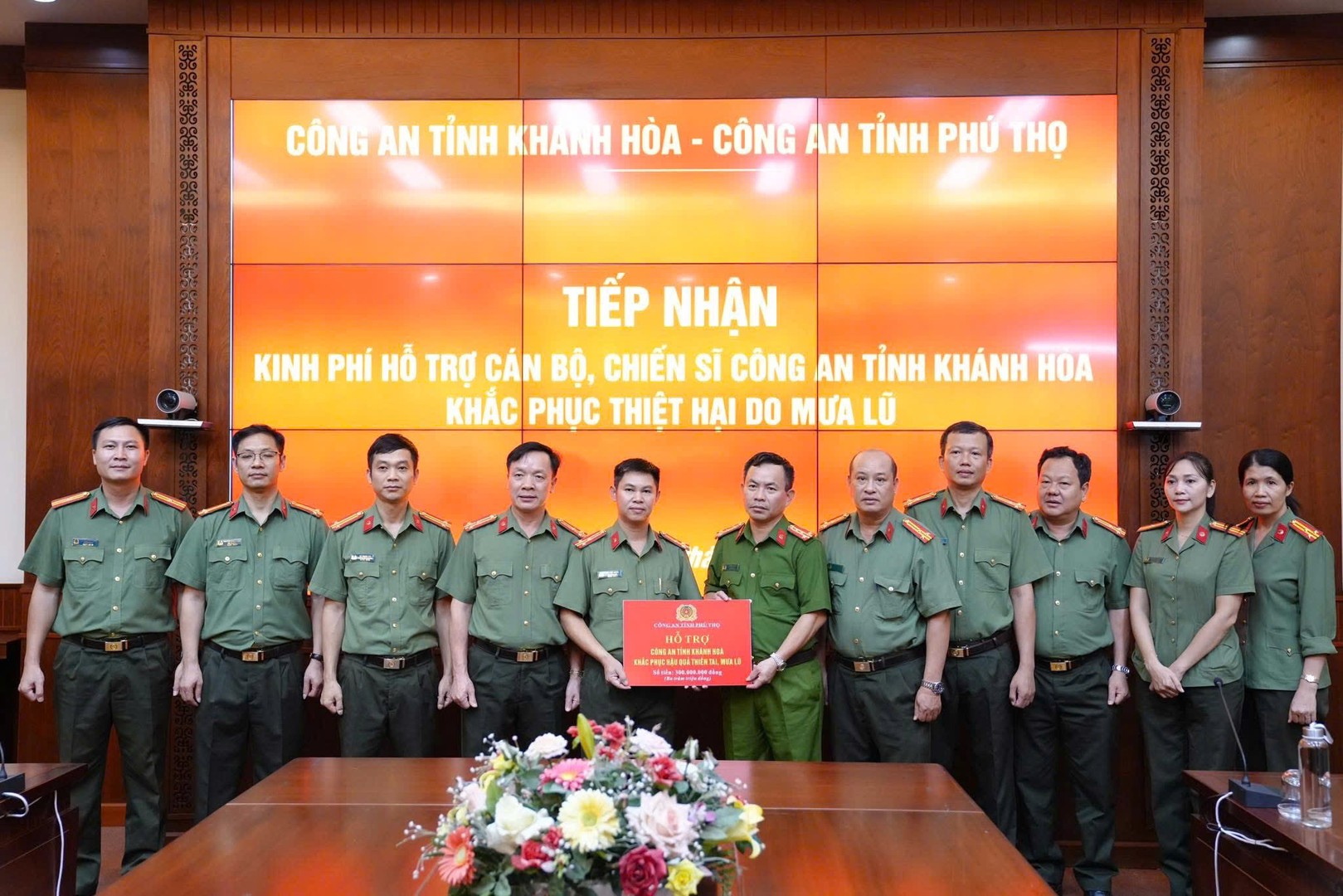 Công an tỉnh Phú Thọ trao kinh phí hỗ trợ Công an tỉnh Khánh Hoà.jpg
