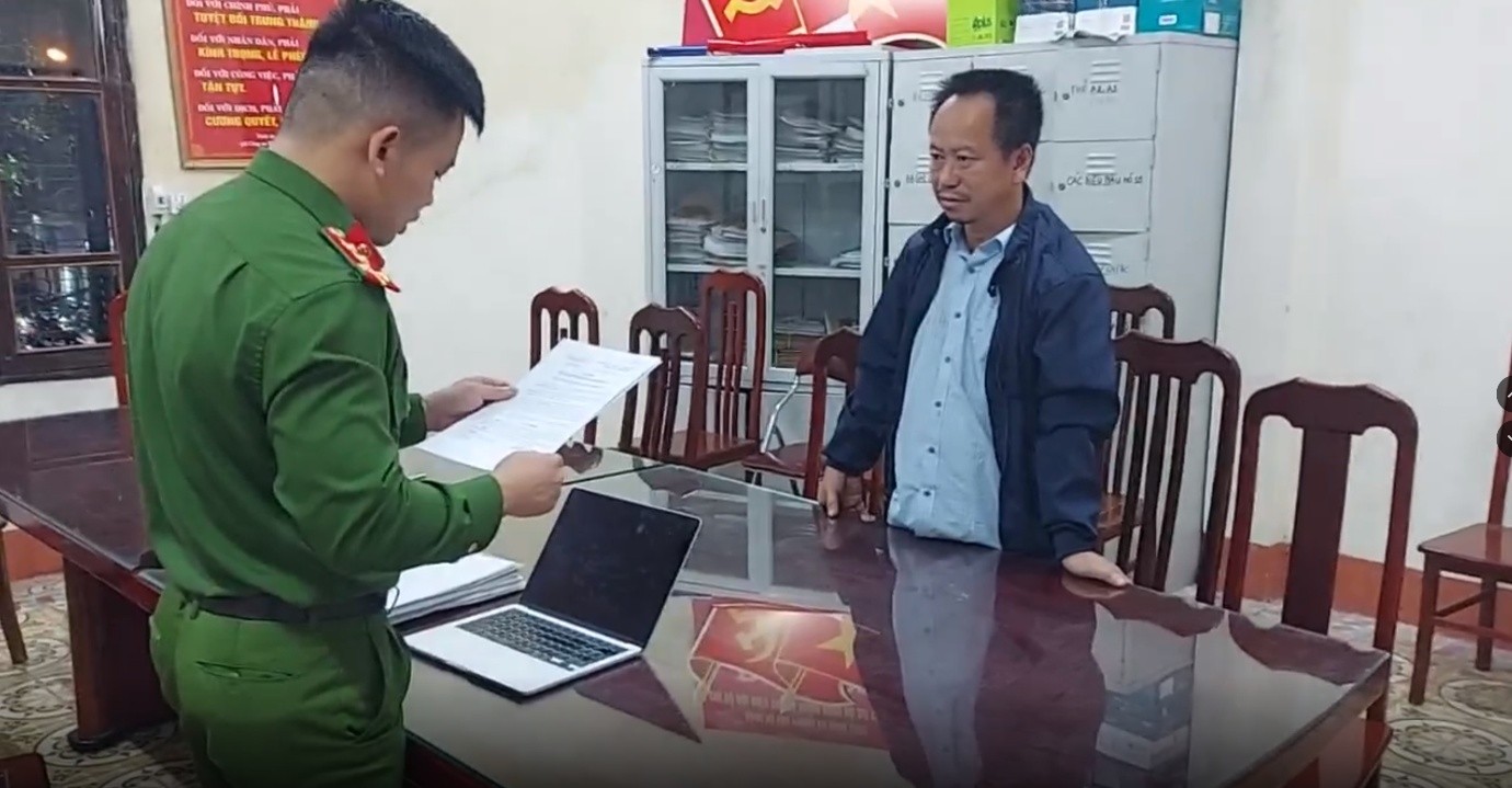 Ảnh 1 đọc quyết định khởi tố bị can Lê Duy Dương.jpg