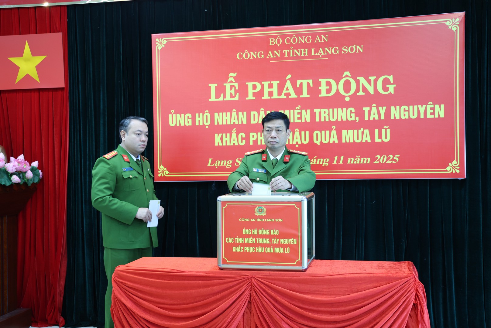 Ảnh 3_Lãnh đạo Công an tỉnh ủng hộ Nhân dân miền Trung, Tây Nguyên.JPG