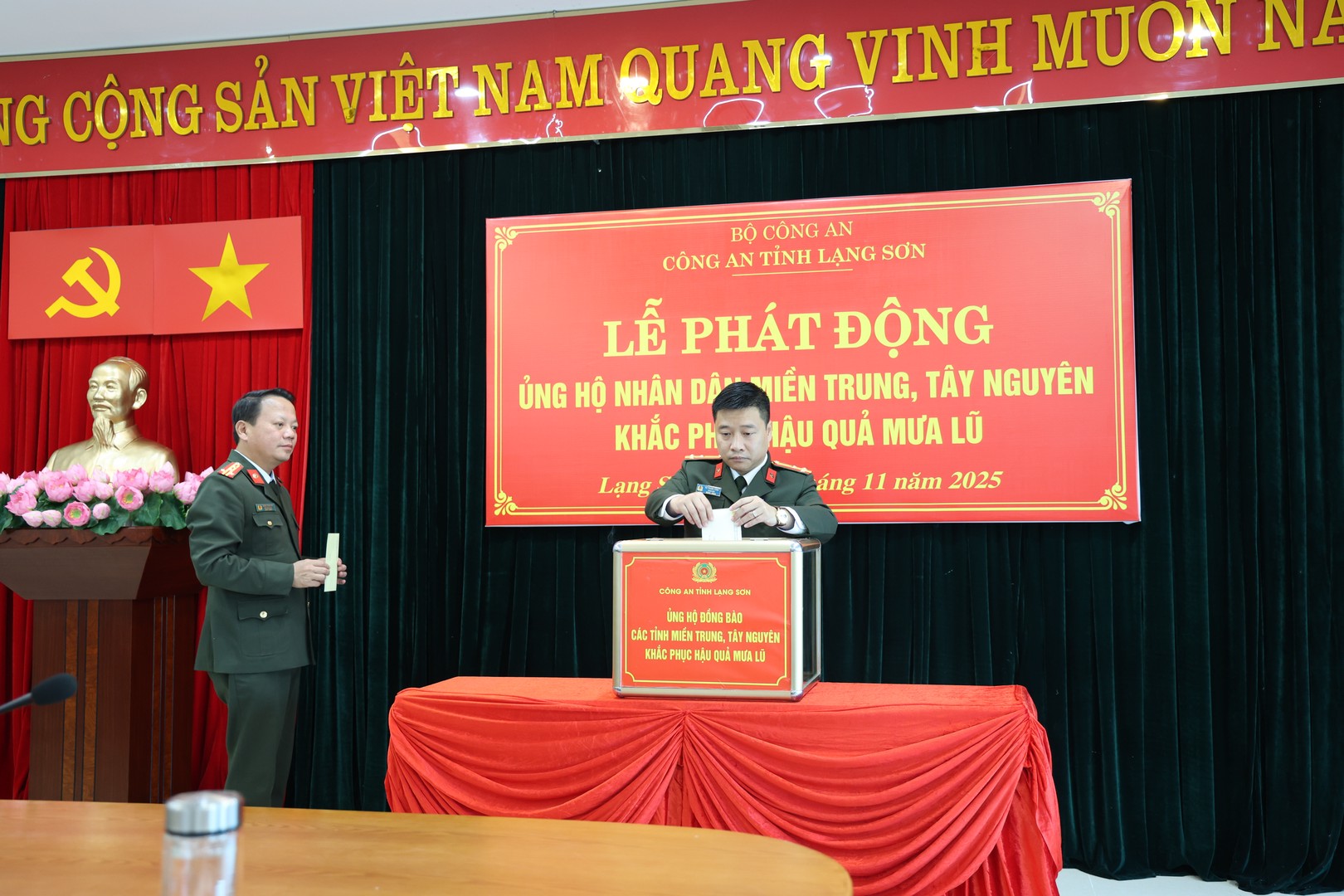 Ảnh 1_Lãnh đạo Công an tỉnh ủng hộ Nhân dân miền Trung, Tây Nguyên.JPG