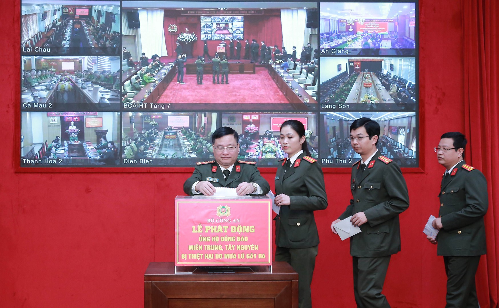 anh lam ung ho bao lu.JPG