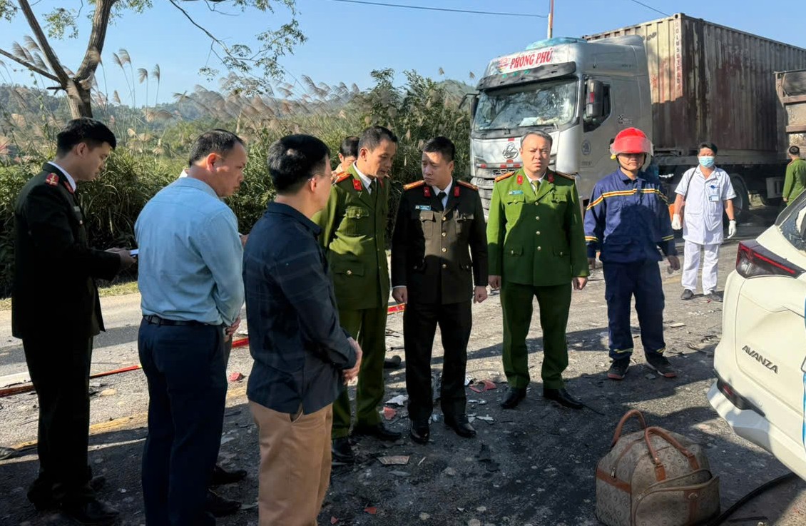 Ảnh 2_Lãnh đạo Công an tỉnh trực tiếp có mặt để chỉ đạo điều tra làm rõ nguyên nhân vụ tai nạn giao thông.jpg