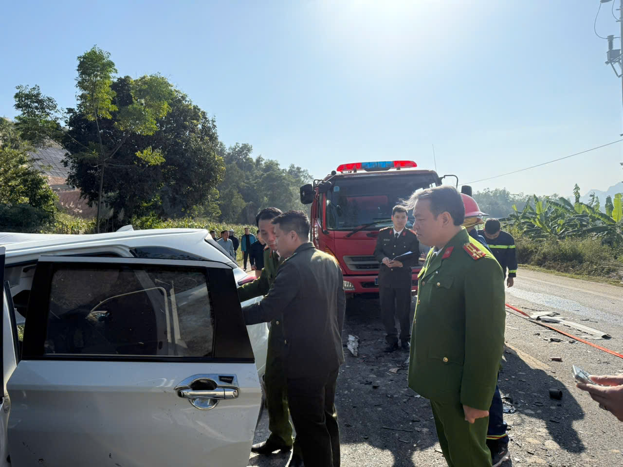 Ảnh 3_Lãnh đạo Công an tỉnh trực tiếp có mặt để chỉ đạo điều tra làm rõ nguyên nhân vụ tai nạn giao thông.jpg