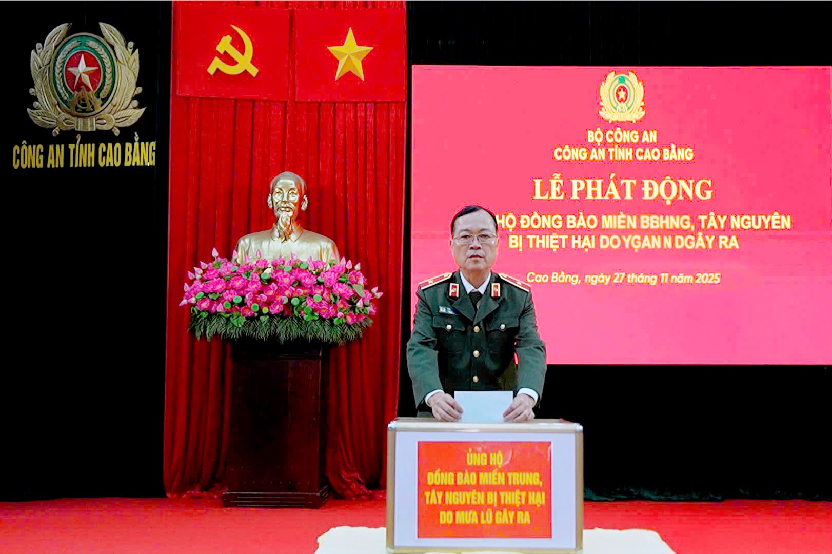 2. Thiếu tướng Phạm Văn Sơn, Phó Cục trưởng Cục Đào tạo tham gia ủng hộ đồng bào miền Trung, Tây Nguyên bị thiệt hại do mưa lũ tại Cao Bằng (1).jpg