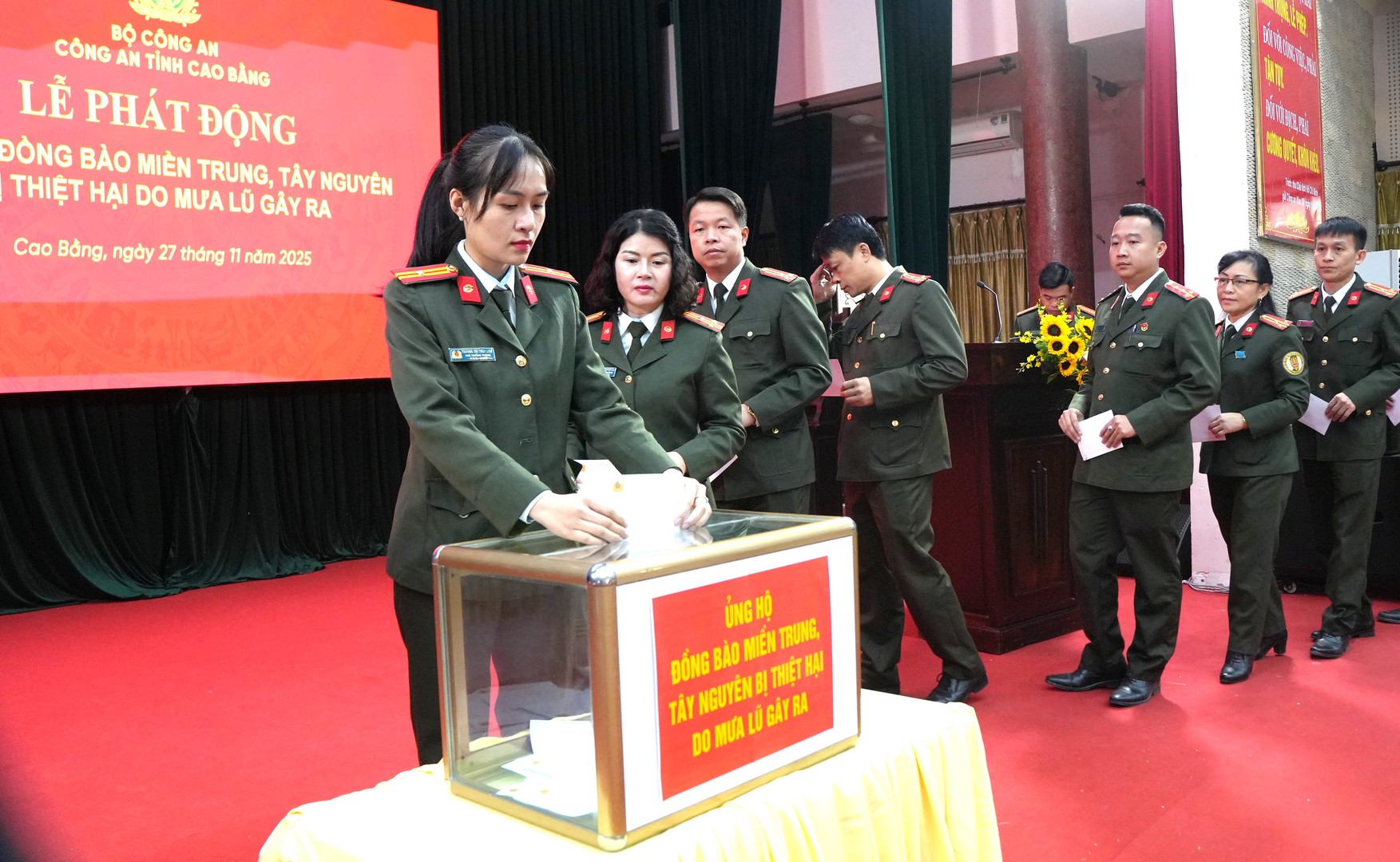 4. Cán bộ, chiến sĩ Công an tỉnh Cao Bằng tham gia ủng hộ đồng bào miền Trung, Tây Nguyên bị ảnh hưởng do mưa lũ (từ ảnh 4 đến ảnh 6).jpg