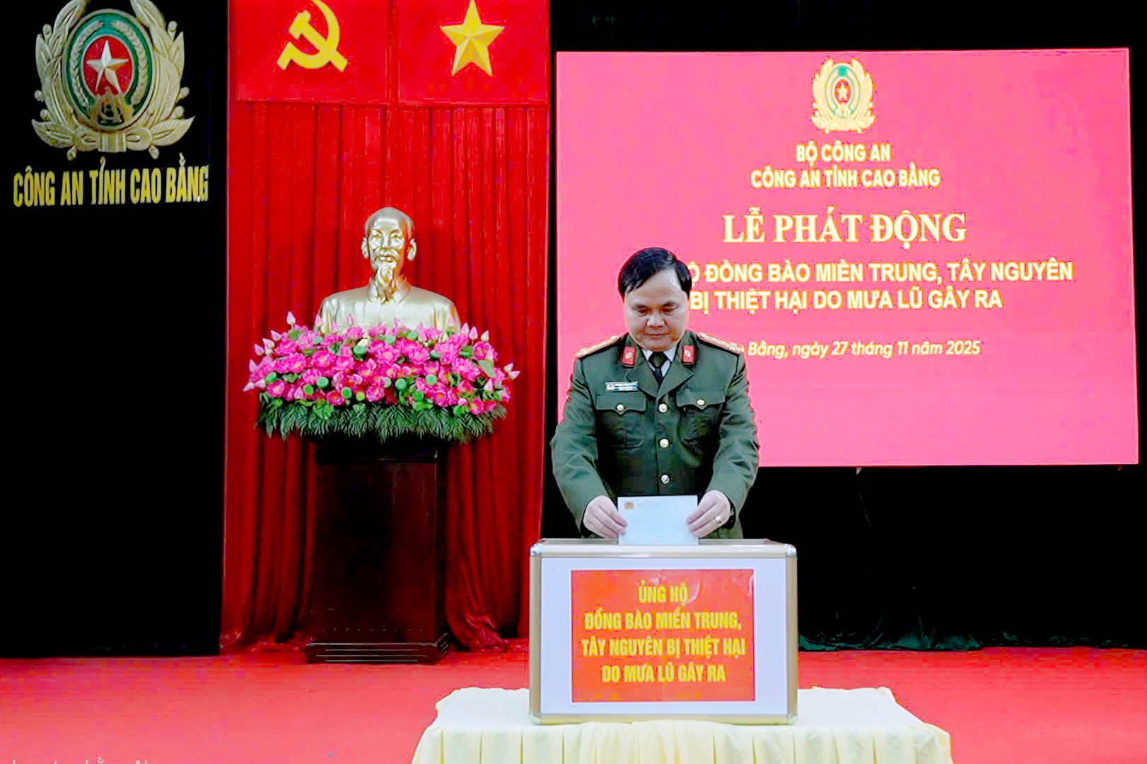 3. Đại tá Lương Văn Thiểm, Phó Giám đốc Công an tỉnh Cao Bằng tham gia ủng hộ đồng bào miền Trung, Tây Nguyên bị ảnh hưởng do mưa lũ.jpg