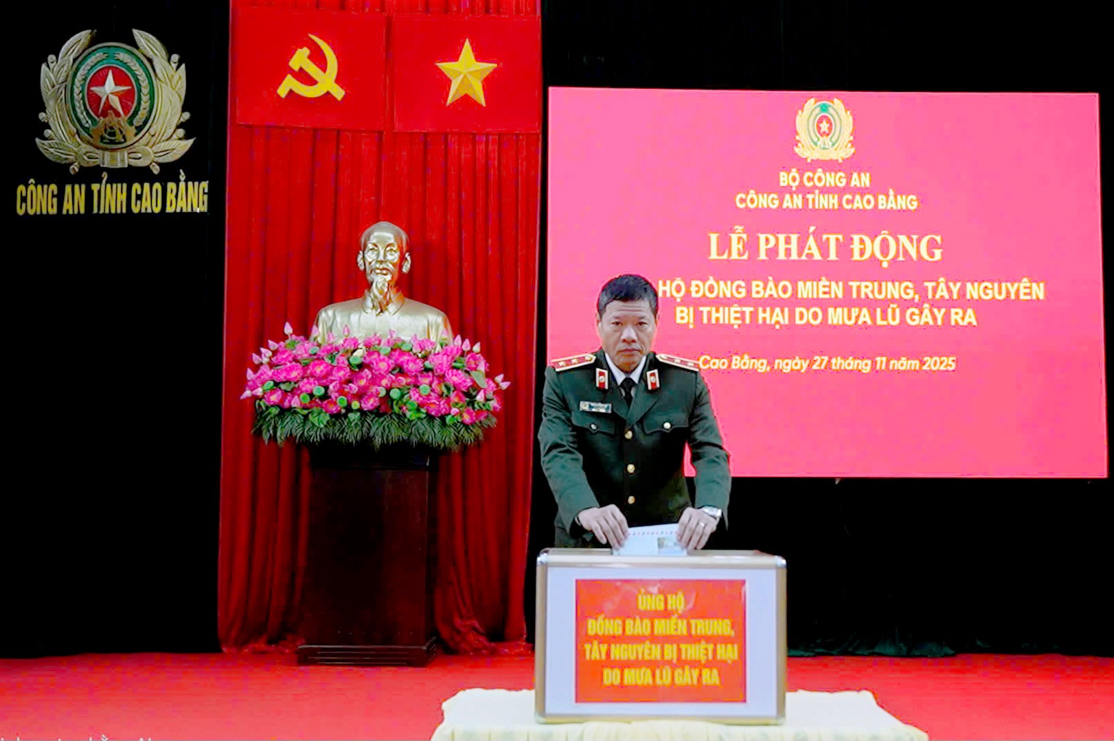 1. Trung tướng Trần Minh Lệ, Cục trưởng Cục Đào tạo (Bộ Công an) tham gia ủng hộ đồng bào miền Trung, Tây Nguyên bị thiệt hại do mưa lũ tại Cao Bằng.jpg