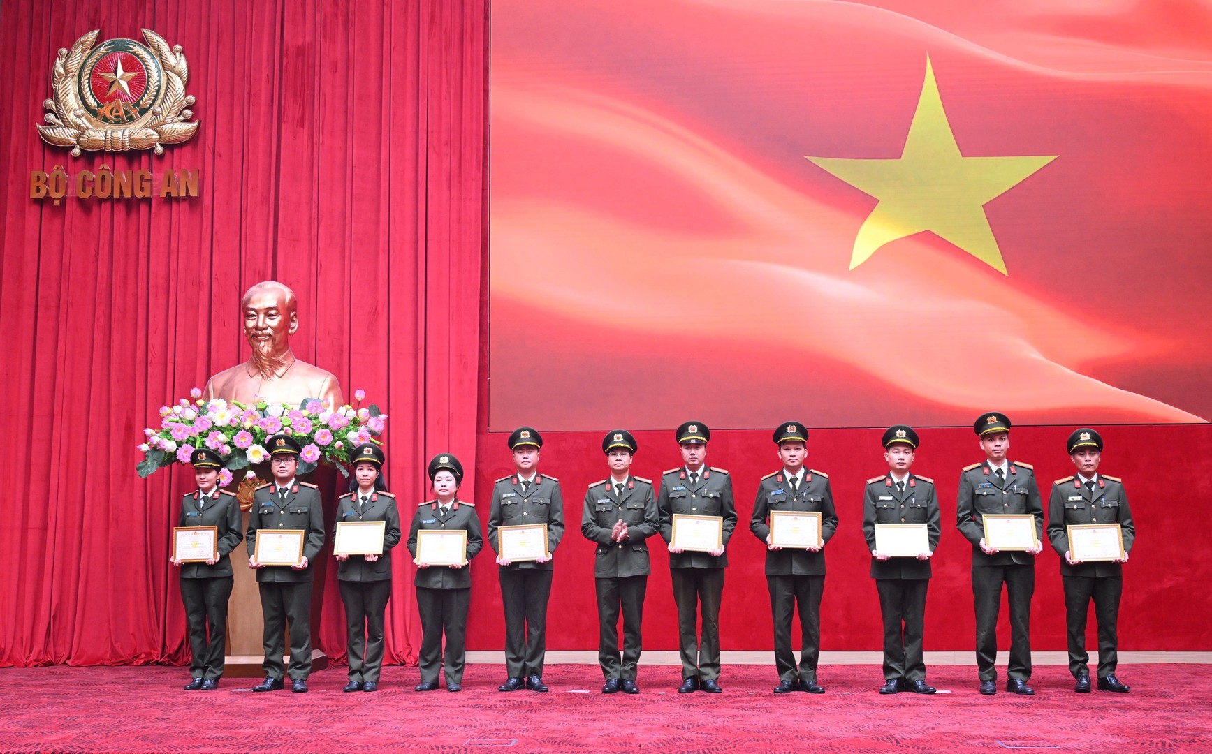 anh phuc trao gk.JPG