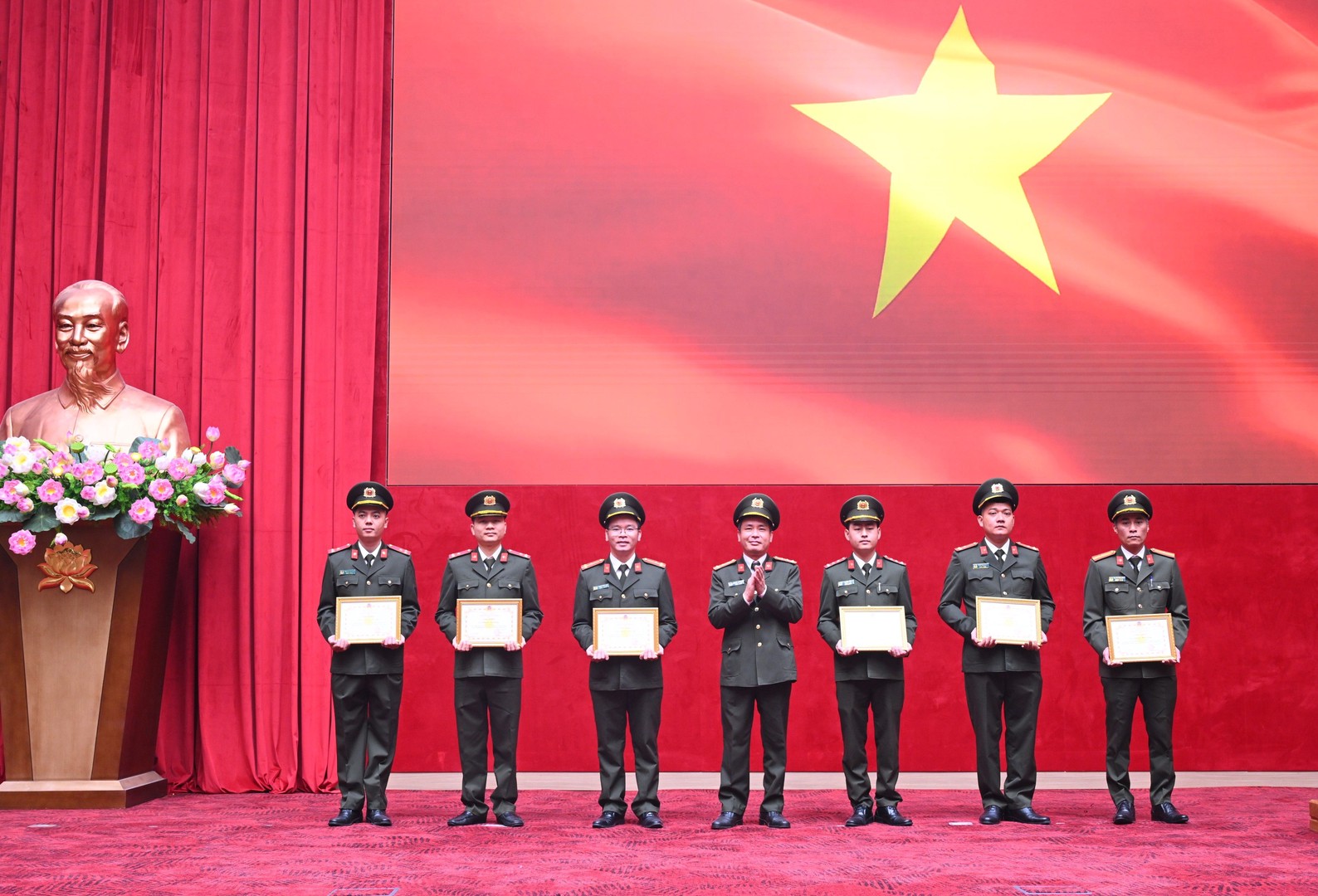 anh tuan trao gk.JPG