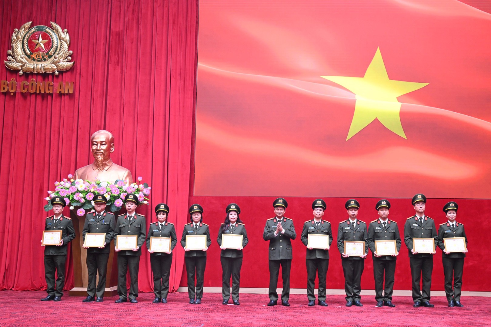 anh cuong trao giay khen.JPG