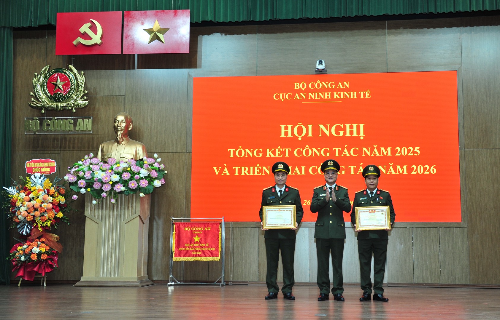 Thứ trưởng tặng Bằng khen của Bộ Công an và danh hiệu chiến sĩ thhi đua toàn lực lực lượng CAND.JPG