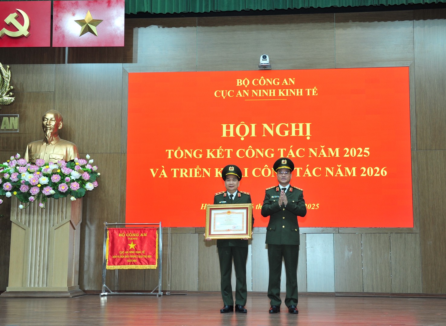 Thứ trưởng tặng Bằng khen Cục trưởng.JPG