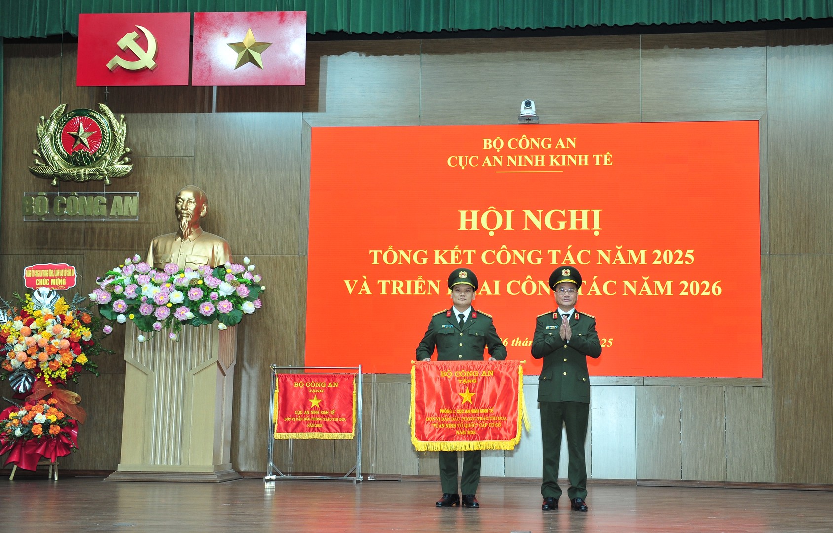 Thứ trrưởng tặng cờ .JPG