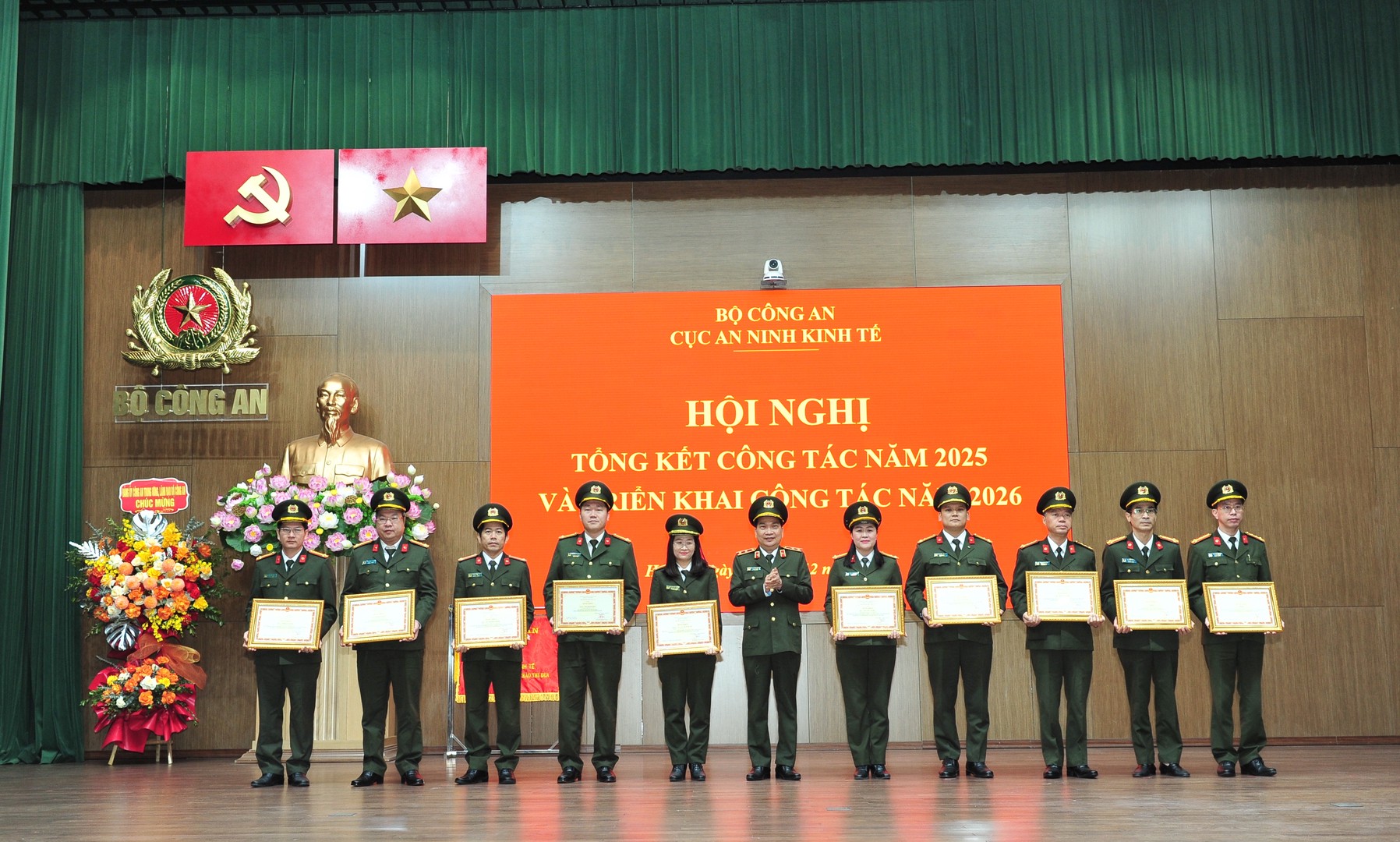 1.anh Quang tặng Bằng khen của Bộ Công an cho các tập thể và cá nhânJPG.JPG