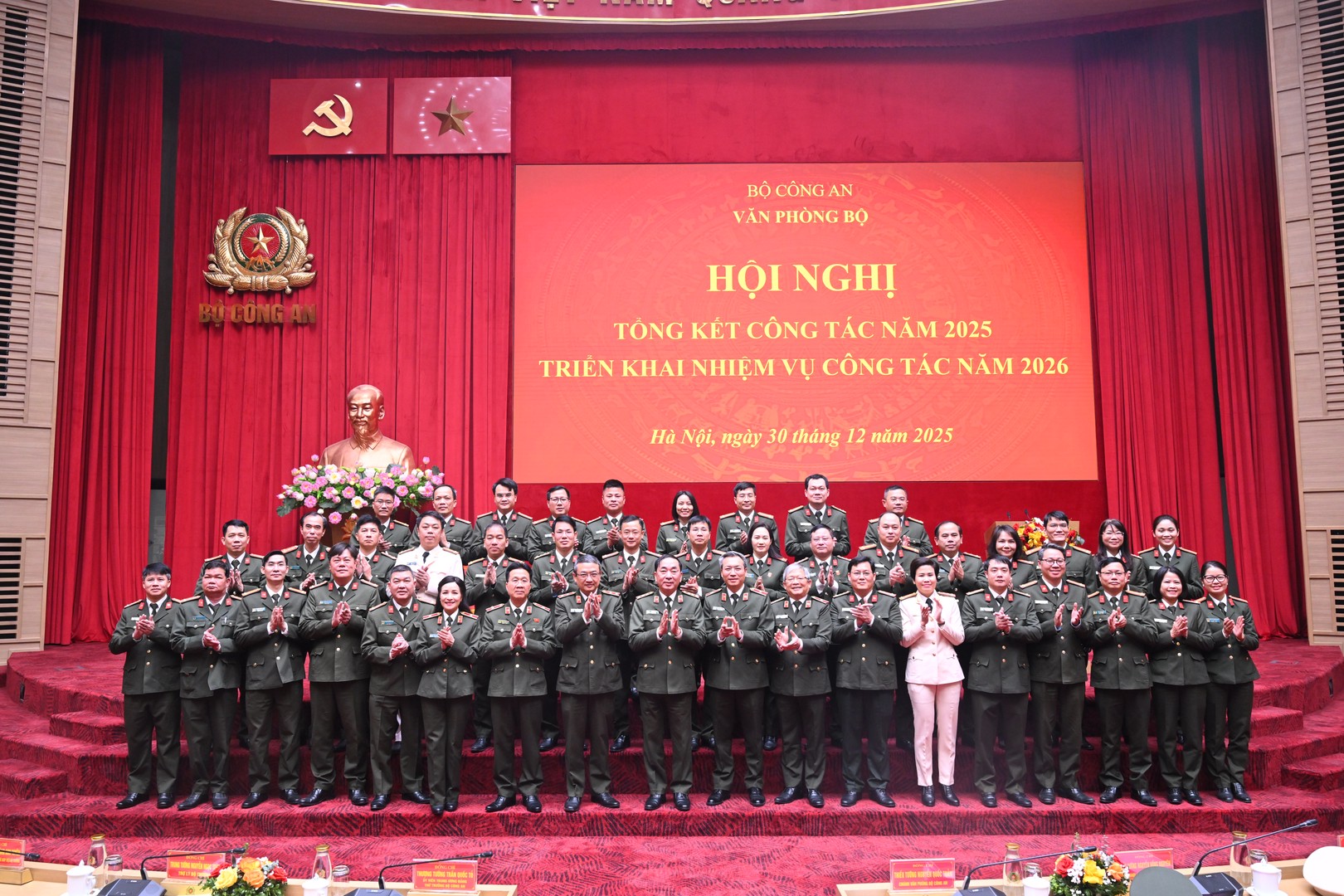 đại biểu lưu niệm.JPG