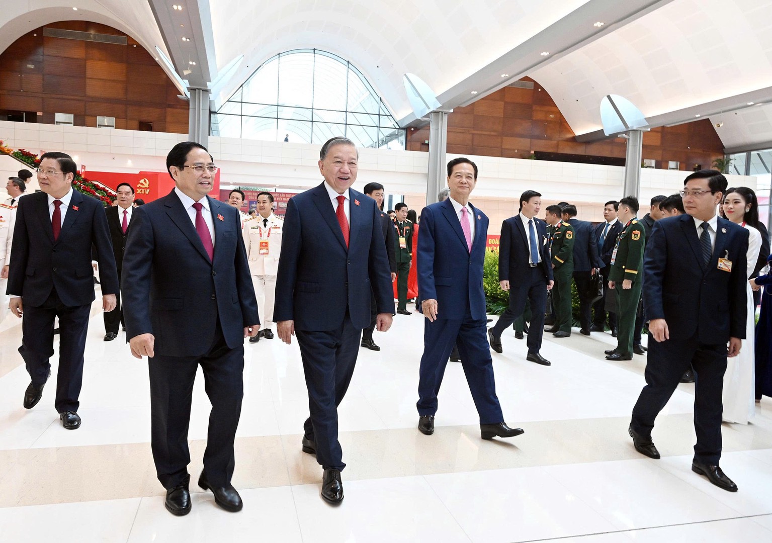 Lực lượng Cảnh vệ bảo vệ tuyệt đối an toàn các đồng chí lãnh đạo Đảng, Nhà nước, nguyên lãnh đạo Đảng, Nhà nước dự Đại hội.jpg