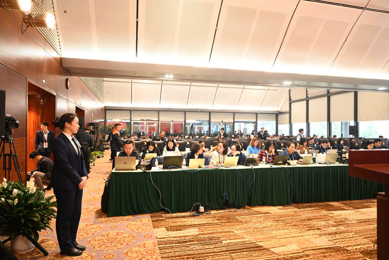 Nữ sĩ quan Cảnh vệ đảm bảo an ninh trật tự tại Trung tâm Báo chí.jpg