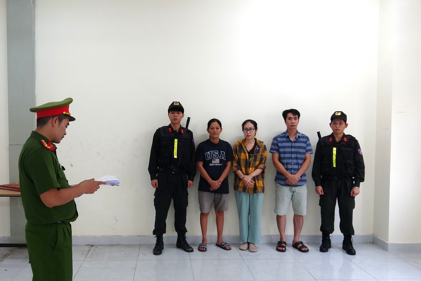 Từ trái qua Võ Thị Thu Oanh, Tăng Thị Mỹ Hoa, Tăng Hoàng Vinh.JPG