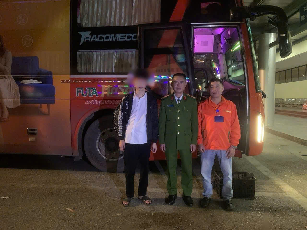 photo-library-20260129165148-c8371431-0a3a-43cd-94ae-457233cde7e7-cong-an-phuong-cam-uong-phoi-hop-voi-ben-xe-trung-tam-cung-cong-ty-cp-van-tai-futa-ha-son-tim-kiem-nan-nhan.jpg