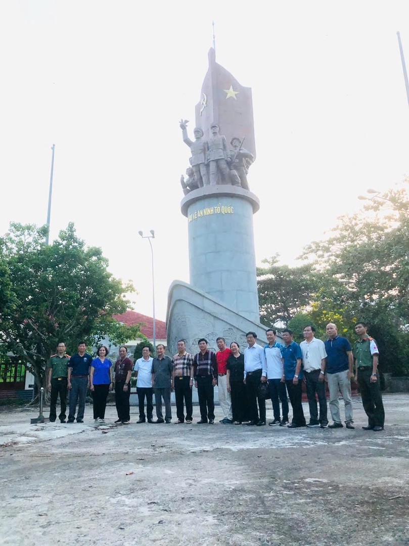 Đoàn đến thăm Khu di tích lịch sử Hòn Đá Bạc.jpg