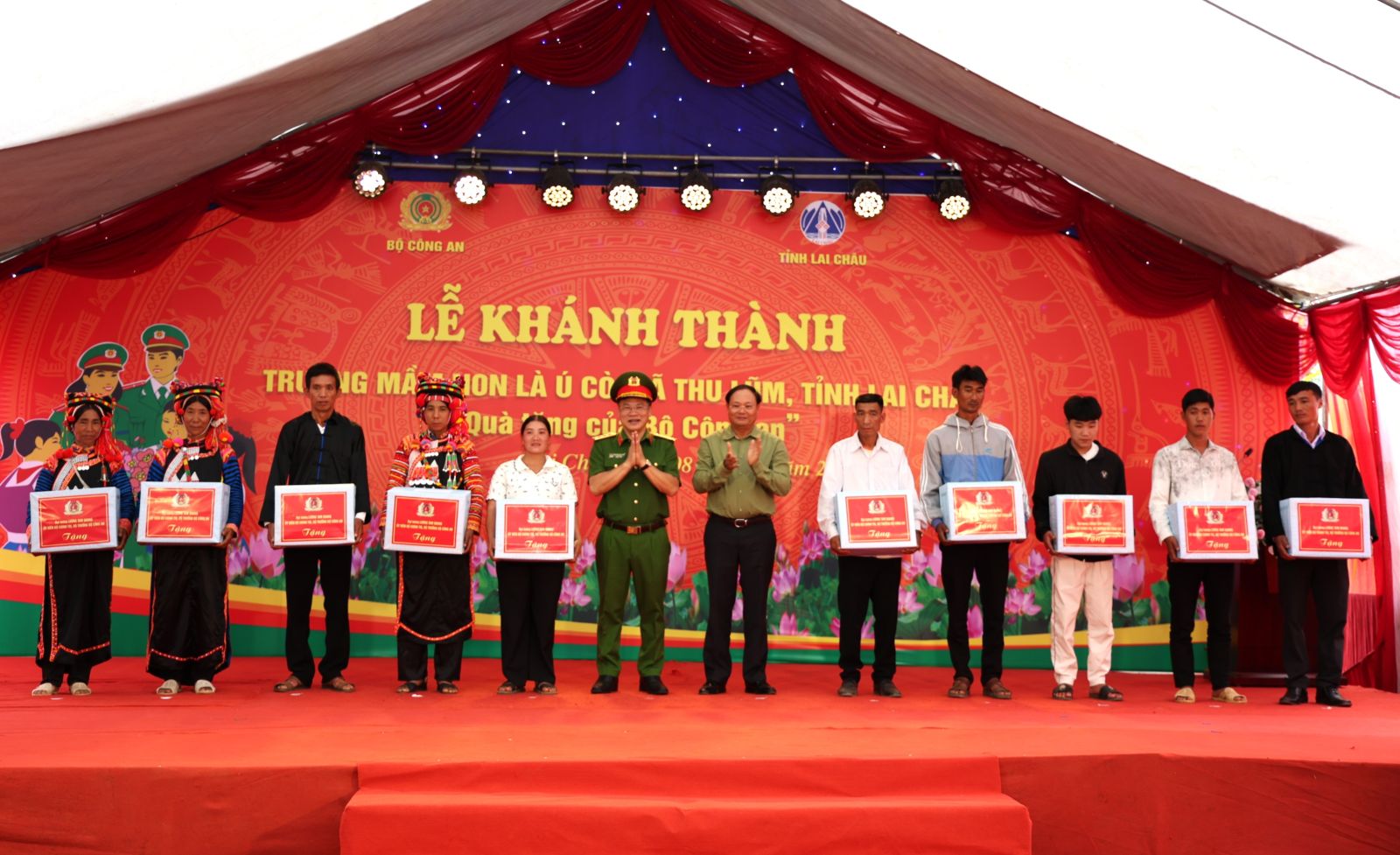 6 tang qua.jpg