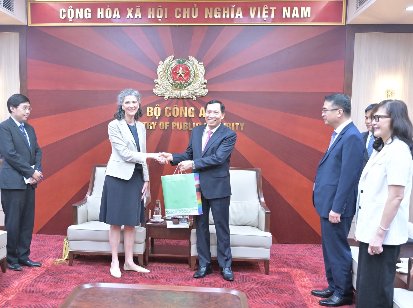 04_UNDC_tang quaTtuyen.JPG