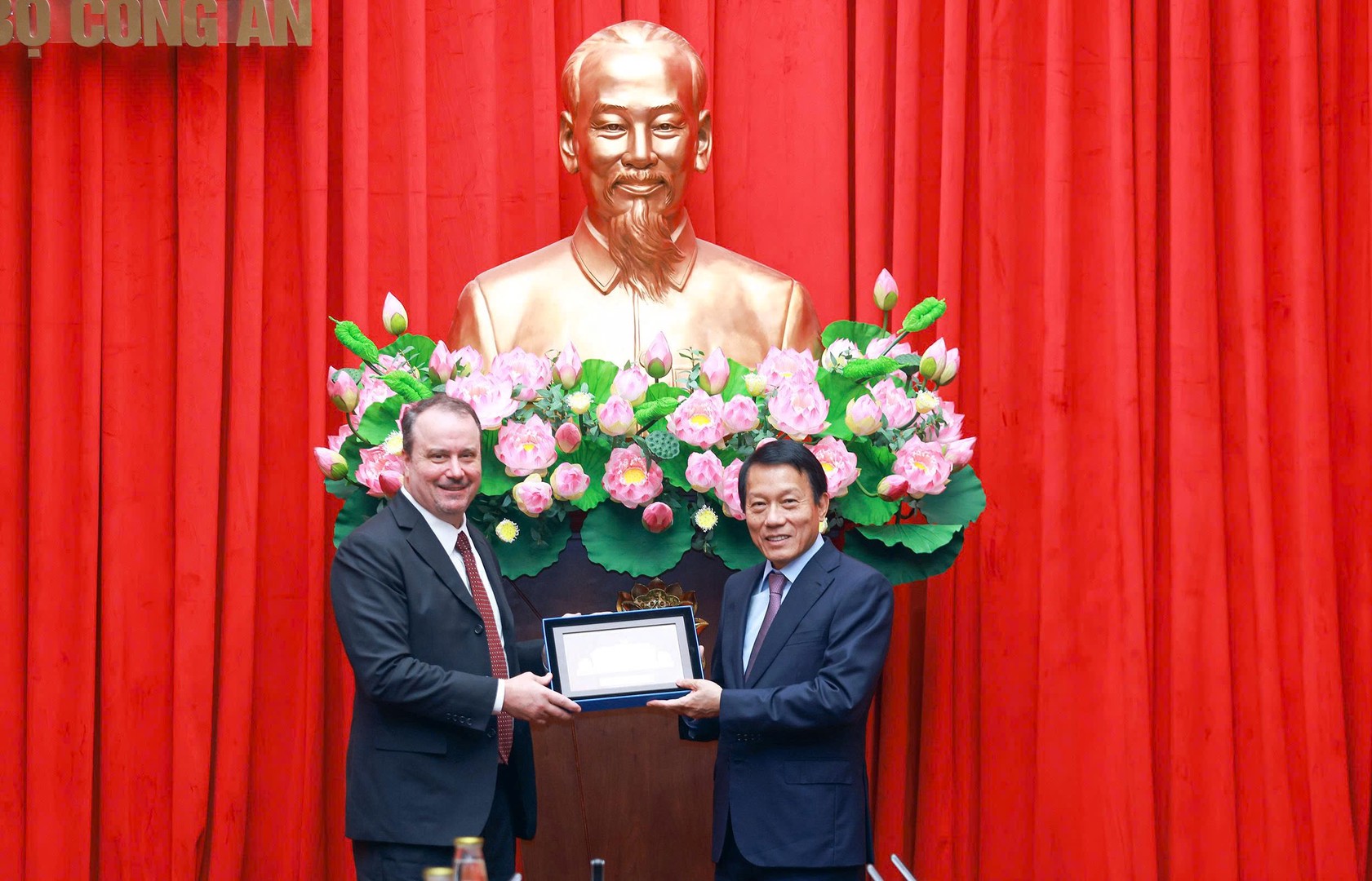 2 tang qua.jpg