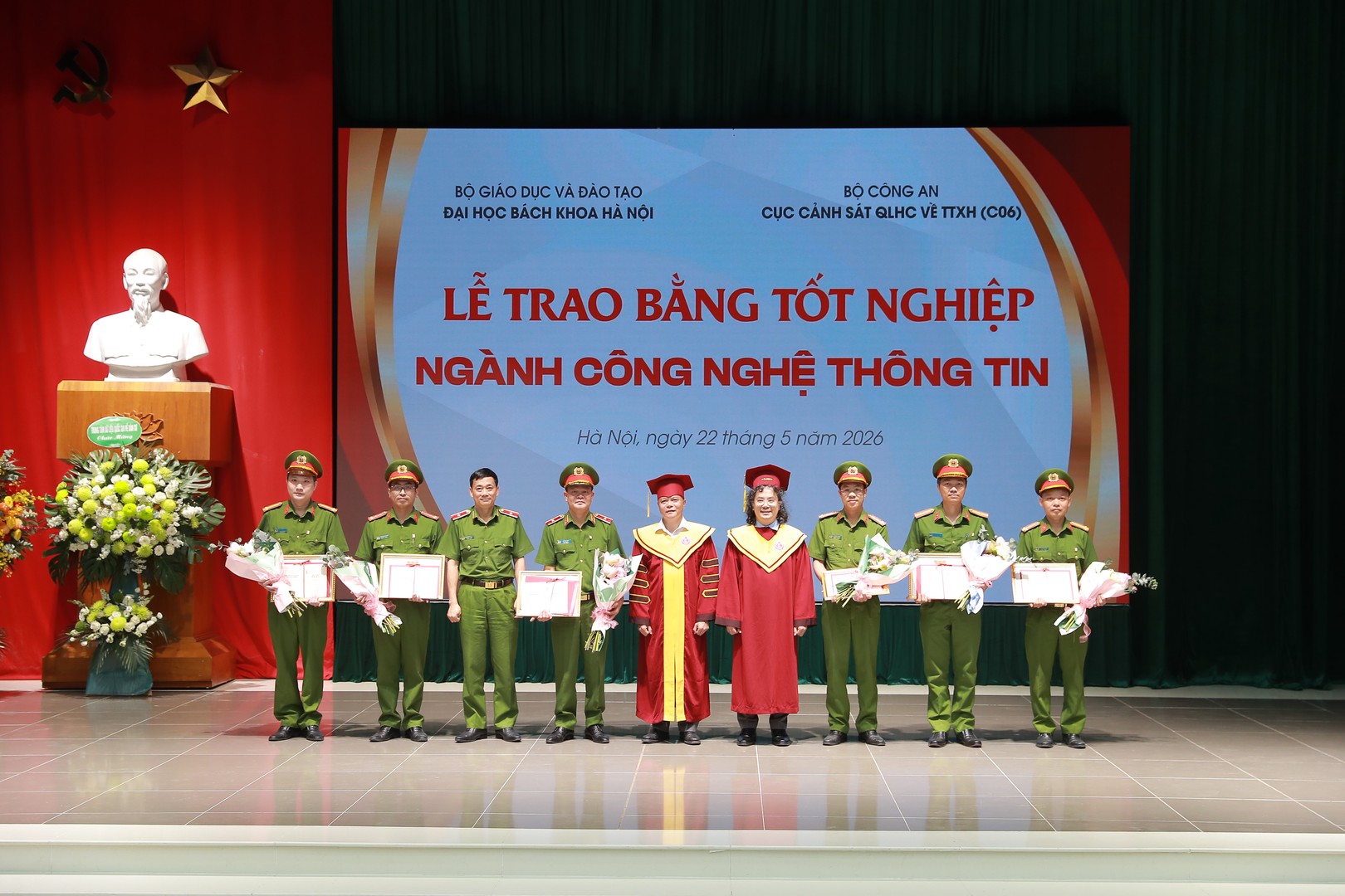1 trao bang.JPG