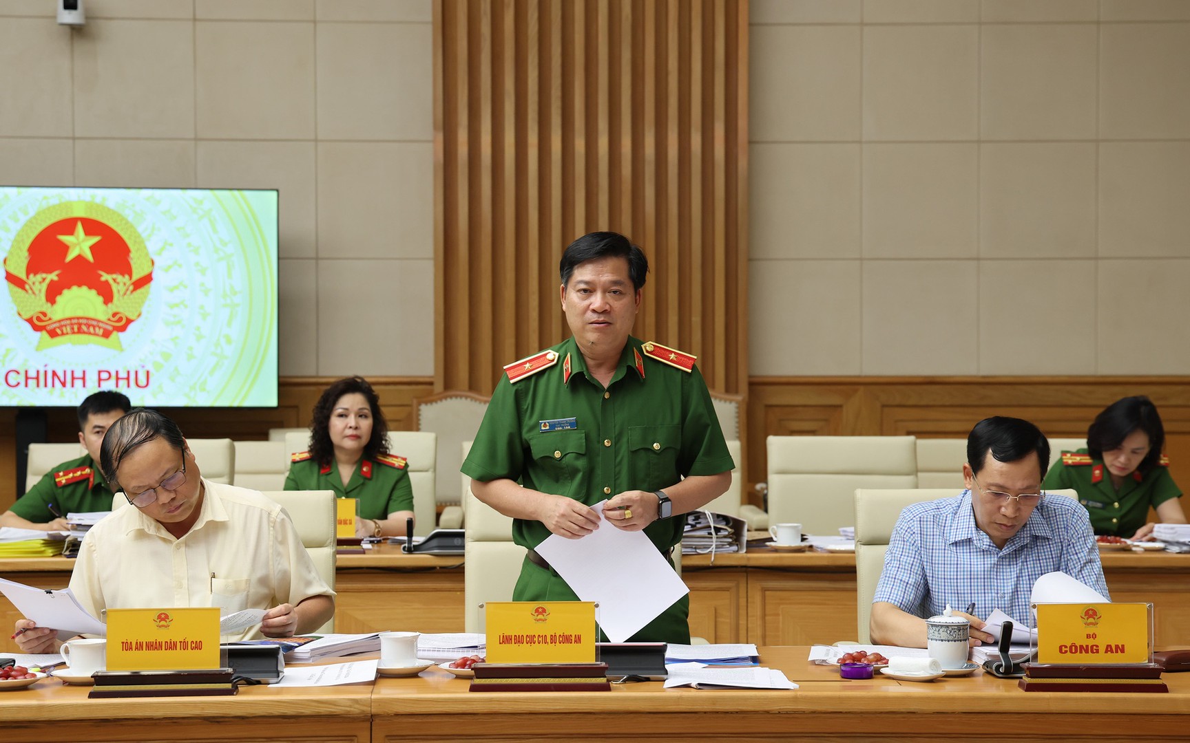 thieu-tuong-nguyen-thanh-truong-cuc-truong-cuc-canh-sat-quan-ly-trai-giam-co-so-giao-duc-bat-buoc-truong-giao-duong-c10-bao-cao-tai-cuoc-hop-17796128008221176107798.jpg