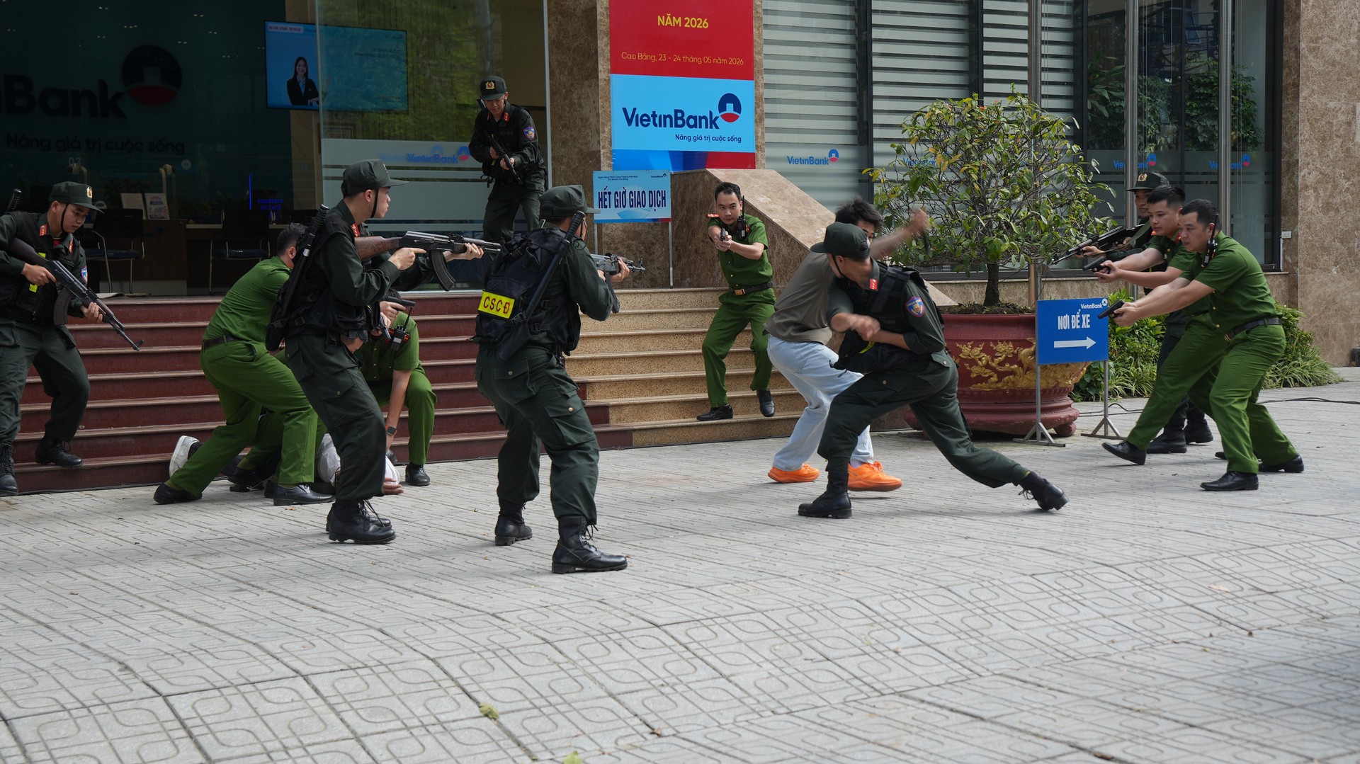photo-library-20260524191848-62b7a1b7-15bc-4fcc-843c-4953f7f32e2f-hinh-3-va-hinh-4-luc-luong-cong-an-trien-khai-oi-hinh-khong-che-oi-tuong-cuop-ngan-hang-giai-cuu-con-tin-an-toan.JPG