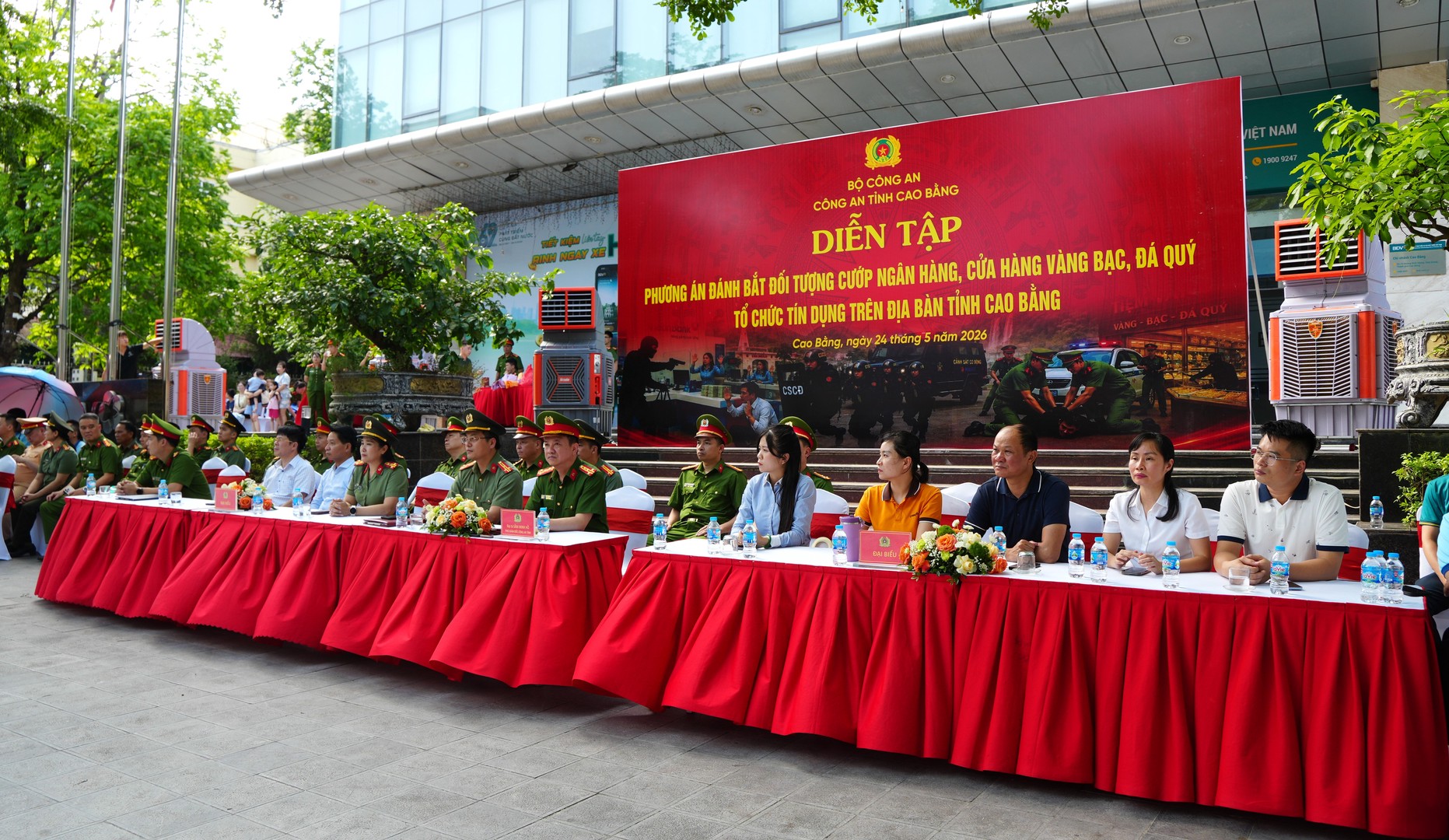 photo-library-20260524191849-f2148a54-68f0-4fdd-a4b9-52599311e1a9-6-ai-bieu-theo-doi-buoi-dien-tap-phuong-an-xu-ly-tinh-huong-cuop-ngan-hang-giai-cuu-con-tin.jpg