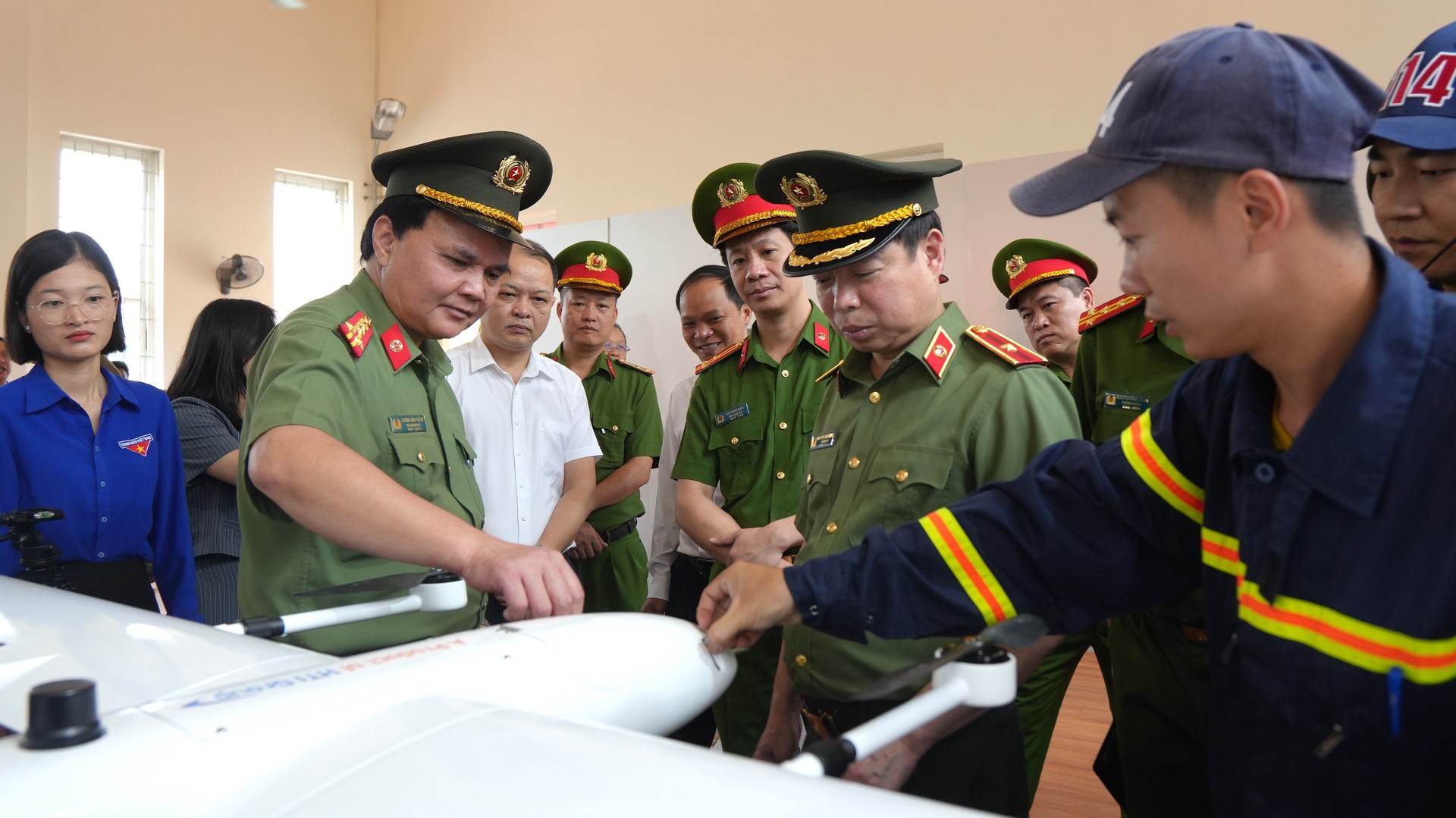 photo-library-20260530122225-07478429-786c-4f34-b649-58ce87432ee8-anh-3-4-5-cac-ai-bieu-tham-quan-mo-hinh-thiet-bi-hien-ai-ve-cong-tac-pccc-va-cnch-trong-nha.JPG