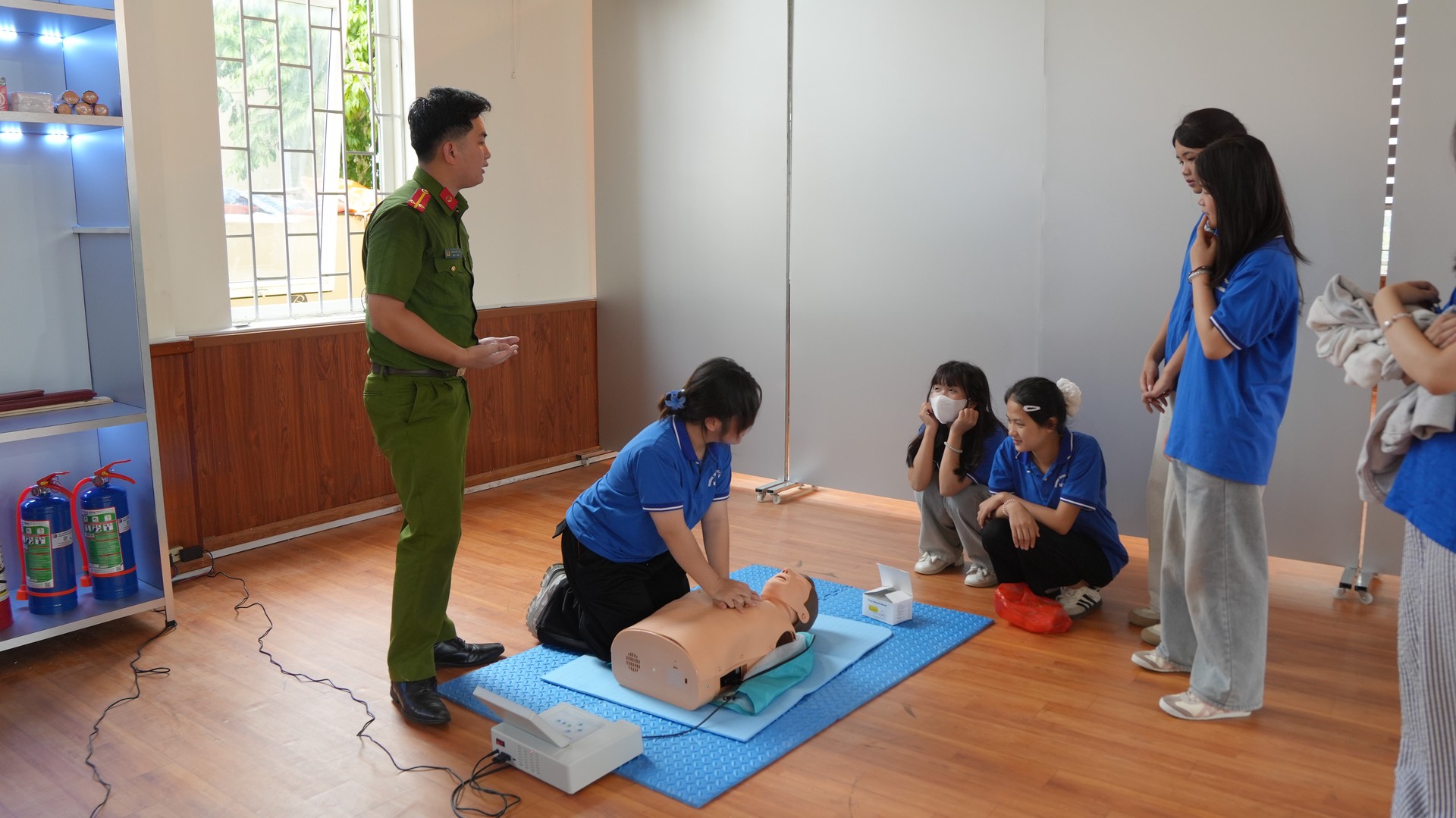 photo-library-20260530122521-5866595f-2114-4620-a3b9-4d1bbbc39da4-anh-15-cac-em-hoc-sinh-uoc-thuc-hanh-hoi-suc-tim-phoi.JPG