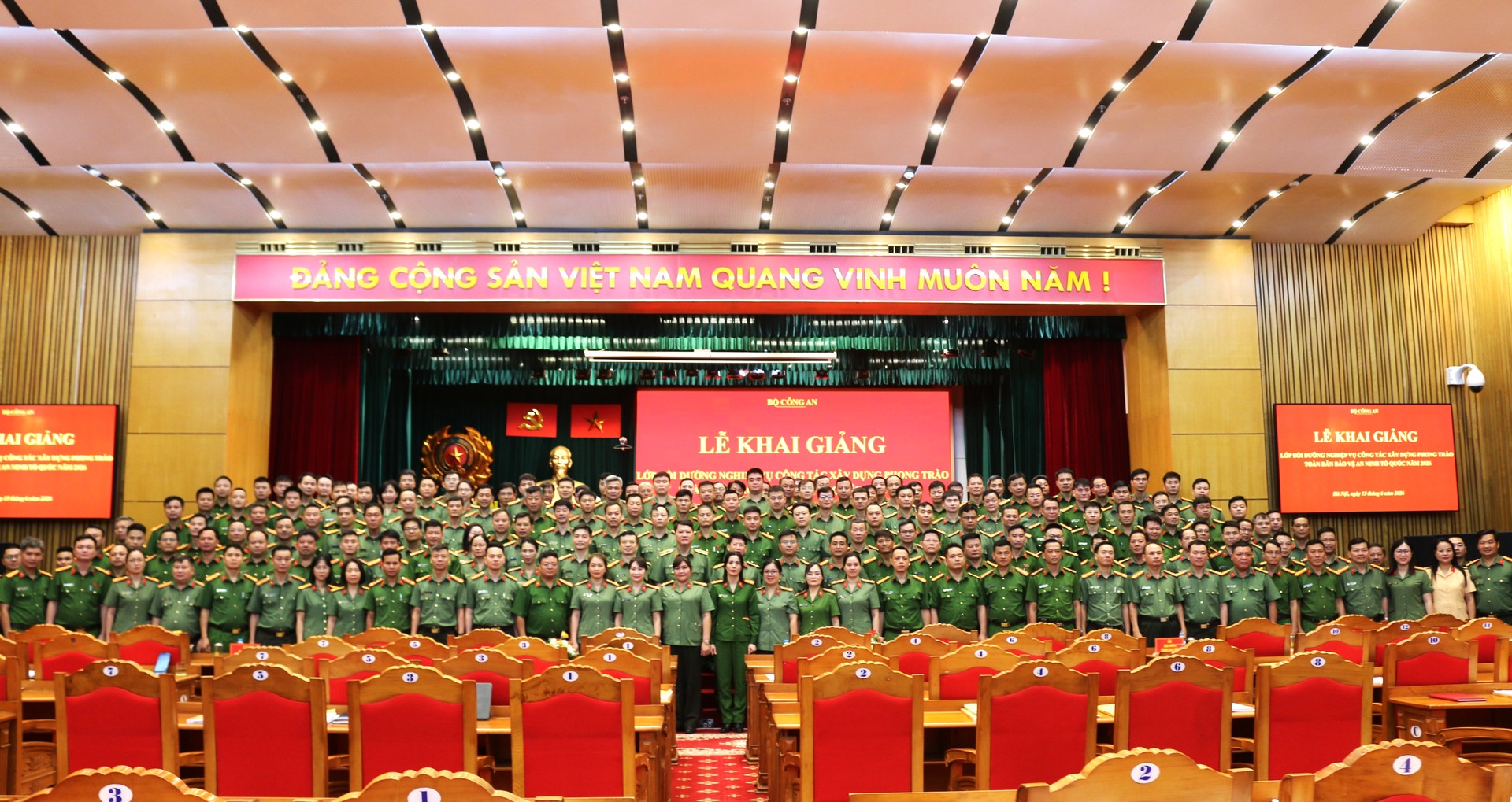 Chụp ảnh lưu niệm 2.JPG