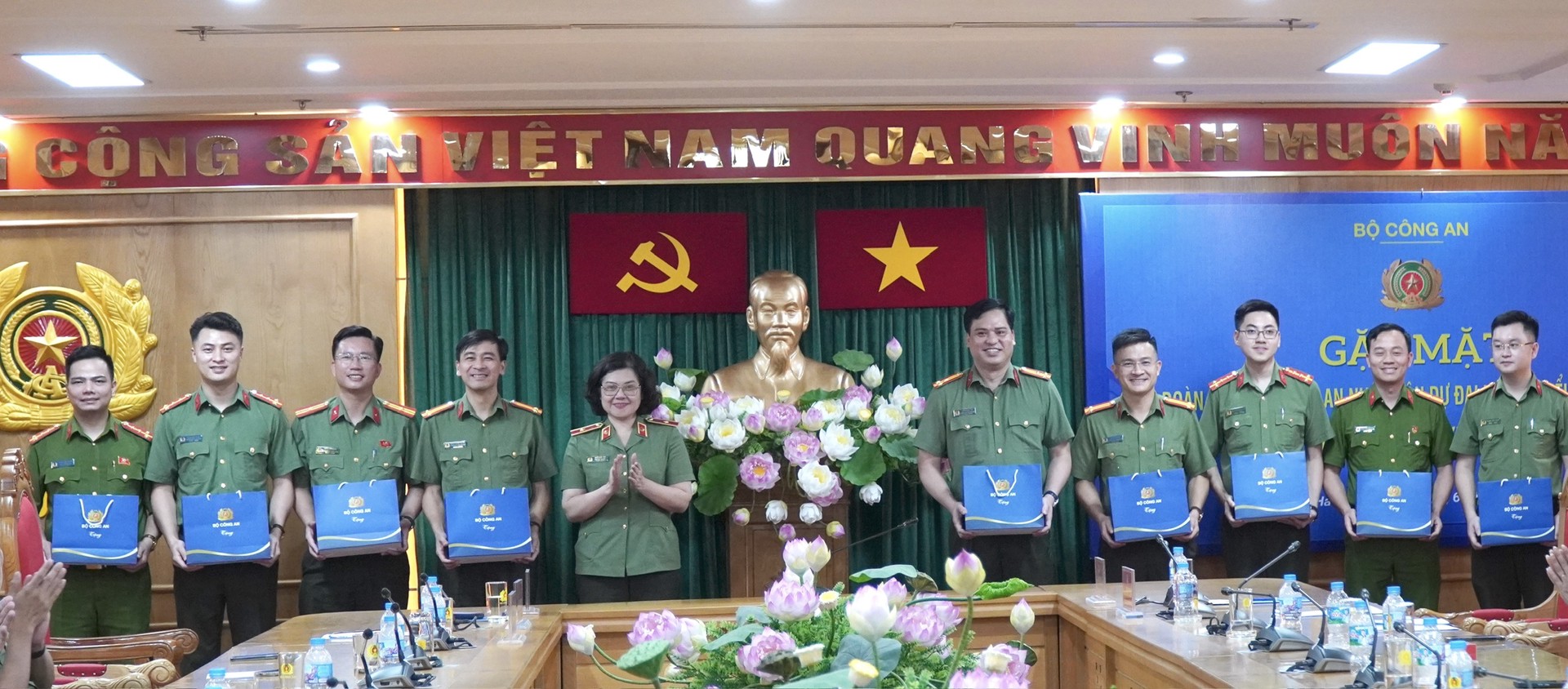 tang qua.jpg