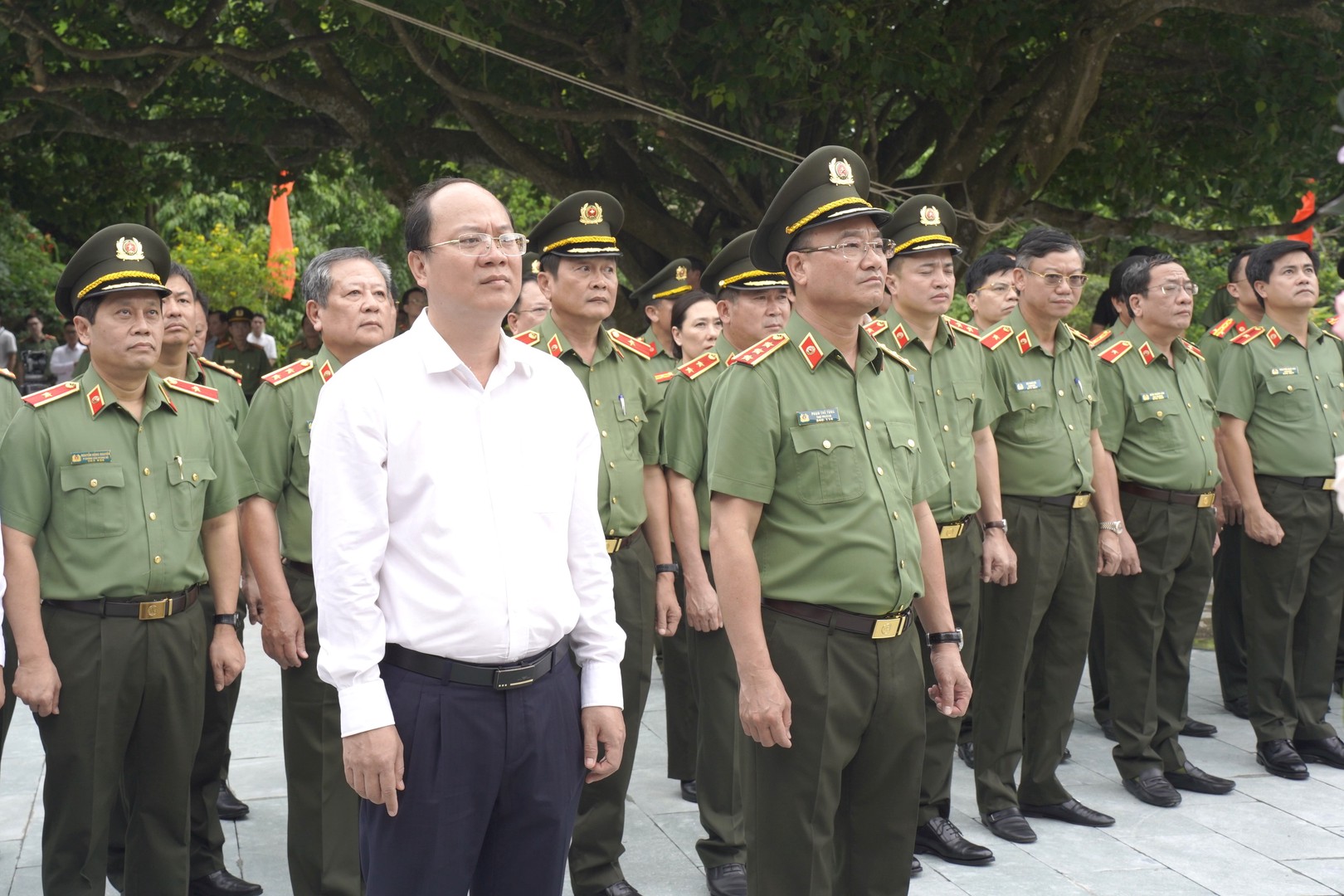 Các đại biểu thành kính dâng hoa tại Tượng đài Bảo vệ an ninh Tổ quốc trong Khu di tích lịch sử quốc gia Hòn Đá Bạc.JPG